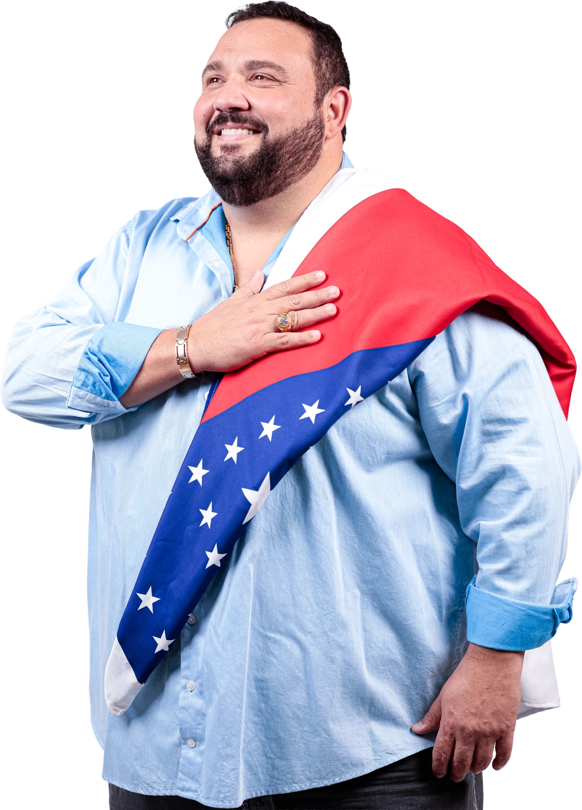 Marcelo Palhano com a bandeira do Amazonas sobre o ombro e a mão no peito